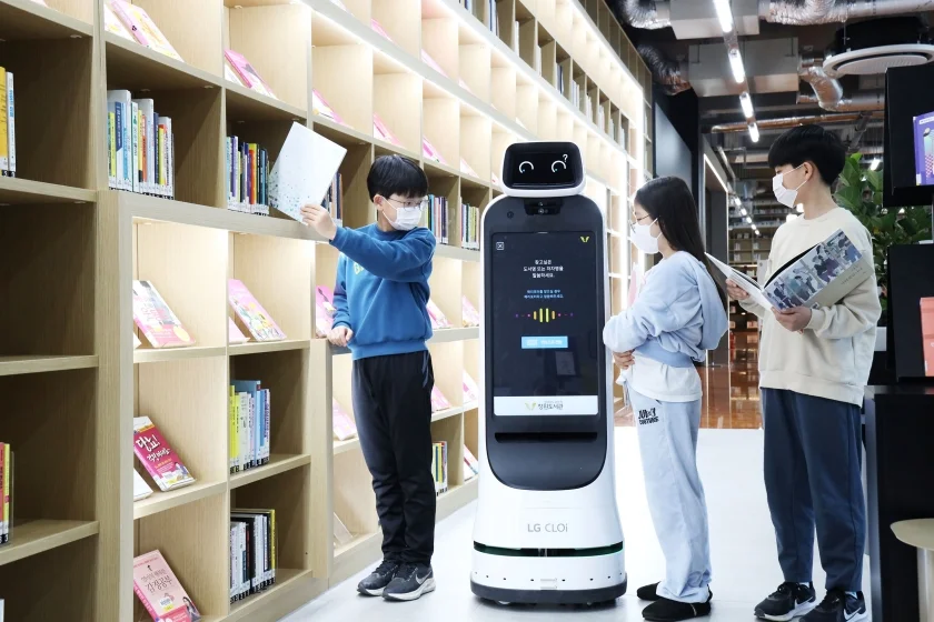 어린이들이 경남교육청 창원도서관에서 운영 중인 'LG 클로이 가이드봇'을 이용해 음성으로 도서를 검색하고 있다. 어린이들이 경남교육청 창원도서관에서 운영 중인 'LG 클로이 가이드봇'을 이용해 음성으로 도서를 검색하고 있다.