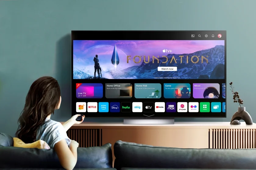 올레드 TV를 포함한 2023년형 LG 스마트 TV는 고객에게 맞춤형 사용 경험을 제공하기 위해 방송이 아닌 webOS의 홈 화면을 먼저 보여준다. 또, 개인별 계정을 기반으로 나만의 홈 화면도 자유롭게 구성할 수 있다. 사진은 LG전자 모델이 webOS 23을 탑재한 LG 올레드 에보(모델명: G3)를 시청하는 모습. 올레드 TV를 포함한 2023년형 LG 스마트 TV는 고객에게 맞춤형 사용 경험을 제공하기 위해 방송이 아닌 webOS의 홈 화면을 먼저 보여준다. 또, 개인별 계정을 기반으로 나만의 홈 화면도 자유롭게 구성할 수 있다. 사진은 LG전자 모델이 webOS 23을 탑재한 LG 올레드 에보(모델명: G3)를 시청하는 모습.