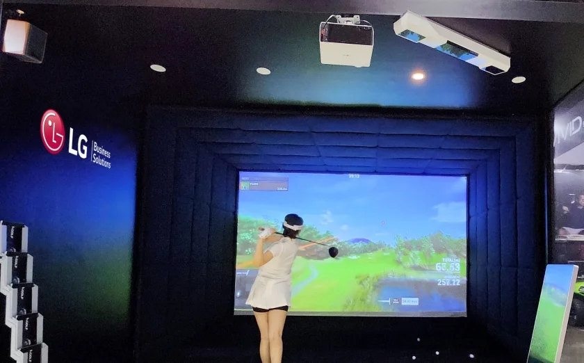 LG전자가 현지시간 24일부터 나흘간 美 올랜도에서 열리는 세계 최대 골프 전시회 ‘PGA 쇼(PGA Show) 2023’에 첫 참가한다. 사진은 천장에 설치된 프리미엄 상업용 프로젝터 'LG 프로빔 레이저 4K’를 활용해 조성한 스크린골프 체험존에서 LG전자 모델이 스크린 골프를 즐기는 모습. LG전자가 현지시간 24일부터 나흘간 美 올랜도에서 열리는 세계 최대 골프 전시회 ‘PGA 쇼(PGA Show) 2023’에 첫 참가한다. 사진은 천장에 설치된 프리미엄 상업용 프로젝터 'LG 프로빔 레이저 4K’를 활용해 조성한 스크린골프 체험존에서 LG전자 모델이 스크린 골프를 즐기는 모습.
