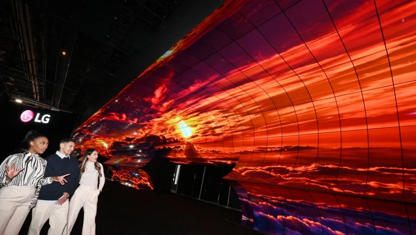 LG전자가 ‘CES 2023’ 전시회에서 LG전자 전시관 입구에 올레드 플렉서블 사이니지 260장을 이어 붙인 초대형 조형물 ‘올레드 지평선(OLED Horizon)’을 연출해 관람객들의 이목을 집중시킨다. 올레드 지평선은 올레드만이 가능한 기술이 집약된 혁신적인 구조물로, 대자연의 아름다움과 신비함을 섬세하게 표현해 관람객들이 실제 자연 속에서 걷는 듯한 고객경험을 제공한다.