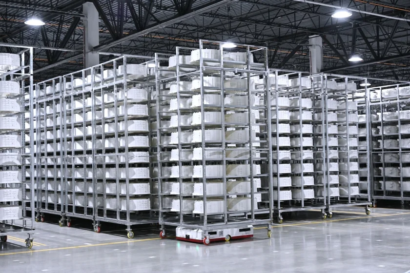 무인운반차(Automated Guided Vehicles, AGV)가 세탁기 부품을 나르고 있다. 테네시 공장에는 166대의 AGV가 도입돼있다. LG전자가 운영하는 미국 테네시 공장 내 무인운반차(Automated Guided Vehicles, AGV)가 세탁기 부품을 나르고 있다. 테네시 공장에는 166대의 AGV가 도입돼있다.