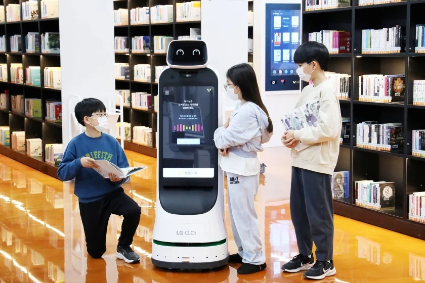 어린이들이 경남교육청 창원도서관에서 운영 중인 'LG 클로이 가이드봇'을 이용해 음성으로 도서를 검색하고 있다. 어린이들이 경남교육청 창원도서관에서 운영 중인 'LG 클로이 가이드봇'을 이용해 음성으로 도서를 검색하고 있다.