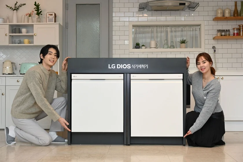 LG전자가 최대 110개 식기를 한 번에 세척할 수 있는 14인용 디오스 오브제컬렉션 식기세척기 신제품(오른쪽)을 26일 출시한다. 모델들이 제품 하단 높이가 10cm인 신제품과 기 출시된 제품 하단 높이가 15cm인 12인용 제품(왼쪽)을 소개하고 있다. LG전자가 최대 110개 식기를 한 번에 세척할 수 있는 14인용 디오스 오브제컬렉션 식기세척기 신제품(오른쪽)을 26일 출시한다. 모델들이 제품 하단 높이가 10cm인 신제품과 기 출시된 제품 하단 높이가 15cm인 12인용 제품(왼쪽)을 소개하고 있다.