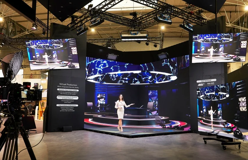 LG전자가 현지시간 31일부터 스페인 바르셀로나에서 열리는 상업용 디스플레이 전시회 ISE 2023에 참가해 공간별 맞춤형 디스플레이 솔루션을 선보인다. LG전자 모델이 버추얼 프로덕션(Virtual Production) 체험 공간 내 사이니지로 구현한 가상 배경 앞에서 배우의 연기를 동시에 촬영하는 차세대 콘텐츠 제작 기법을 경험하고 있다.