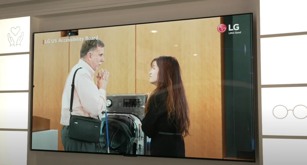 LG전자가 준비한 ESG존에 접근성 향상활동 중 하나인 미국 접근성 자문회의를 소개하는 ‘사람을 위한(For People)’ 전시공간의 모니터에서 시각 장애인의 LG전자의 음성인식 기능을 체험하는 영상이 송출되고 있다