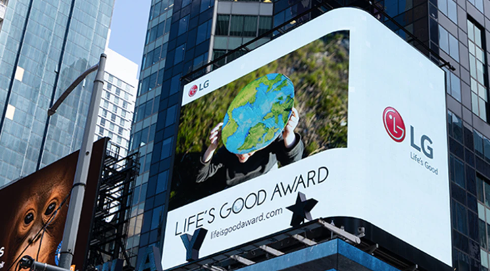 LG전자가 모두의 더 나은 삶을 위해 혁신적이고 지속가능한 솔루션을 제안하는 Life's Good Award가 전광판에 비춰지는 모습