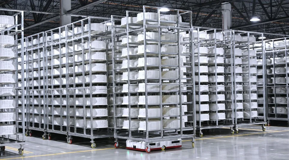 세탁기.건조기 제품 제조에 필요한 생산부품을 옮기고 있는 AGV(Automated Guided Vehicles)