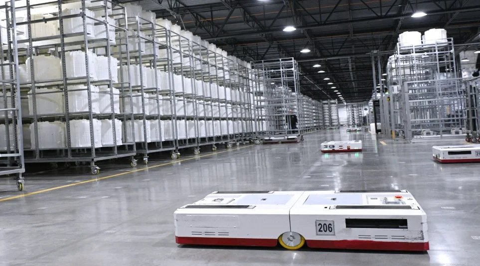 바닥에 부착된 QR코드에 맞춰 각각의 물류업무를 수행하는 AGV(Automated Guided Vehicles)