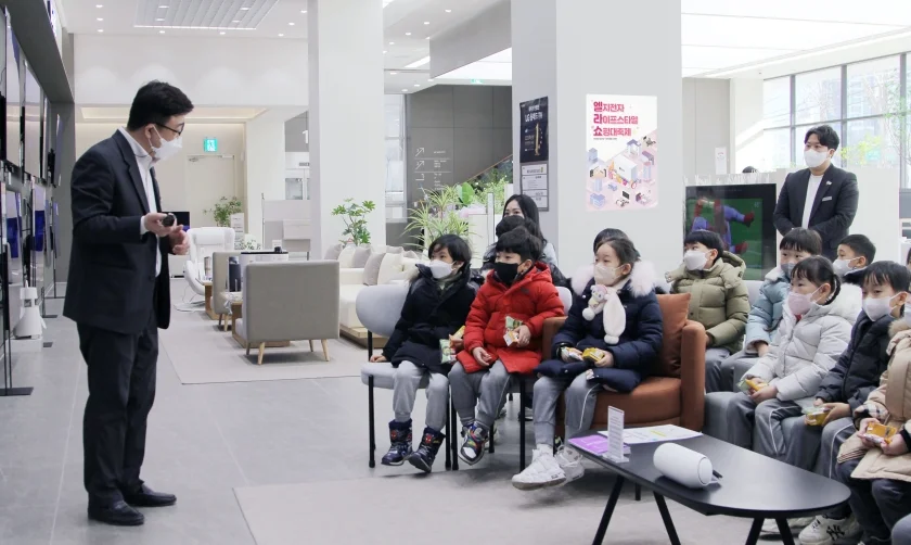 LG전자가 어린이들이 가정에서 안전하게 제품을 사용할 수 있도록 전국 LG전자 베스트샵 매장에서 가전제품 안전교육을 실시한다. 사진은 지난 31일 대구유치원 아이들이 LG전자 베스트샵 달서본점에서 가전제품 안전교육 행사에 참여하고 있는 모습 LG전자가 어린이들이 가정에서 안전하게 제품을 사용할 수 있도록 전국 LG전자 베스트샵 매장에서 가전제품 안전교육을 실시한다. 사진은 지난 31일 대구유치원 아이들이 LG전자 베스트샵 달서본점에서 가전제품 안전교육 행사에 참여하고 있는 모습