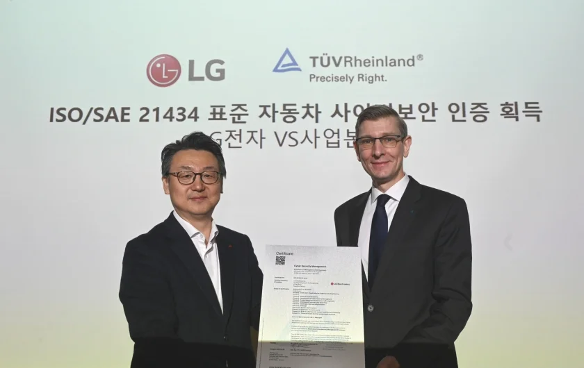 LG전자가 새롭게 필수 인증이 된 사이버보안 관리체계(CSMS) 인증을 획득하고 글로벌 전장시장 공략을 강화한다. 20일 서울 강서구 LG사이언스파크에서 LG전자 VS사업본부장 은석현 부사장(사진 왼쪽)이 TUV 라인란드 코리아 프랭크 주트너(Frank Juettner) 대표로부터 인증서를 받고 있다.