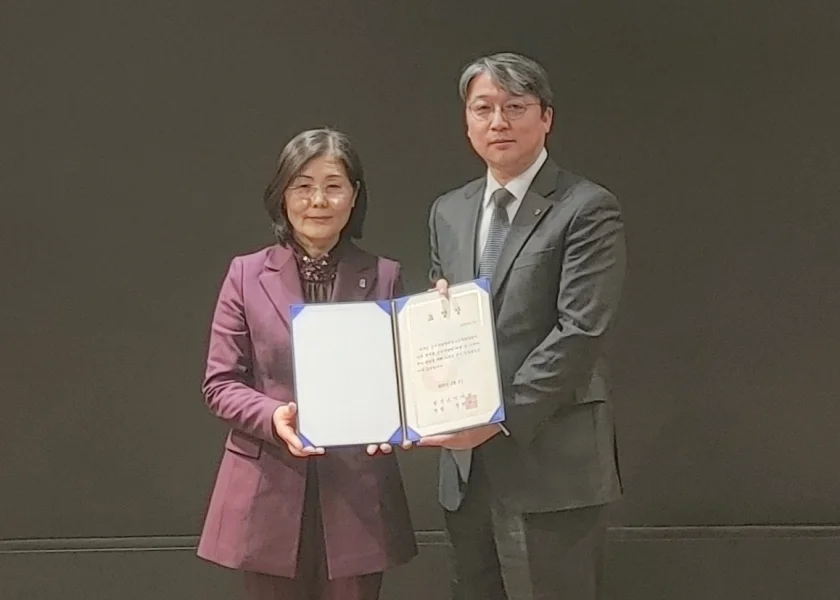 LG전자가 한국소비자원이 뽑은 2022년 '소비자 불만해결 우수 사업자'로 가전 업종에서 유일하게 선정됐다. LG전자 박영은 고객가치혁신CS전략/지원담당(상무, 오른쪽)가 3일 서울 강남구 엘타워에서 열린 '2023 소비자불만해결 사업자협의회 워크숍'에서 김경의 한국소비자원 상임이사에게 표창장을 받고 있다.