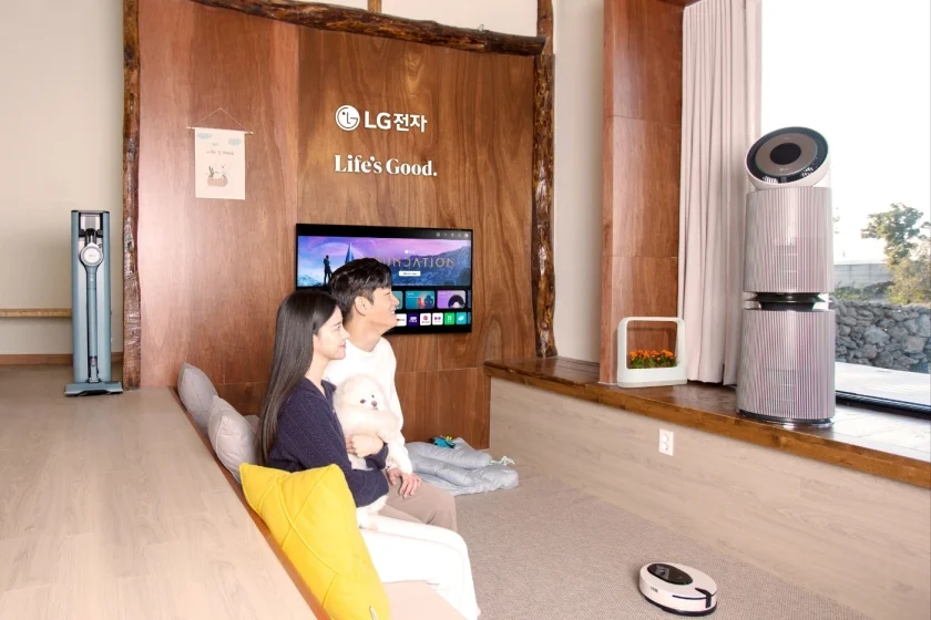 LG전자가 3월 4일부터 스타트업 다자요와 함께 제주 각지의 빈 집을 리모델링한 숙소에 LG 생활가전만의 가치와 편리함을 경험하는 어나더 하우스를 선보인다. 모델이 「어나더 하우스 펫 스테이 안성」에서 LG 프리미엄 가전을 체험하고 있다.
