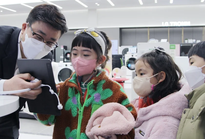 LG전자가 어린이들이 가정에서 안전하게 제품을 사용할 수 있도록 전국 LG전자 베스트샵 매장에서 가전제품 안전교육을 실시한다. 사진은 지난 31일 대구유치원 아이들이 LG전자 베스트샵 달서본점에서 교육 순서 중 하나인 스마트홈 플랫폼 ‘LG 씽큐(LG ThinQ)’ 체험에 적극적으로 참여하고 있는 모습 LG전자가 어린이들이 가정에서 안전하게 제품을 사용할 수 있도록 전국 LG전자 베스트샵 매장에서 가전제품 안전교육을 실시한다. 사진은 지난 31일 대구유치원 아이들이 LG전자 베스트샵 달서본점에서 교육 순서 중 하나인 스마트홈 플랫폼 ‘LG 씽큐(LG ThinQ)’ 체험에 적극적으로 참여하고 있는 모습