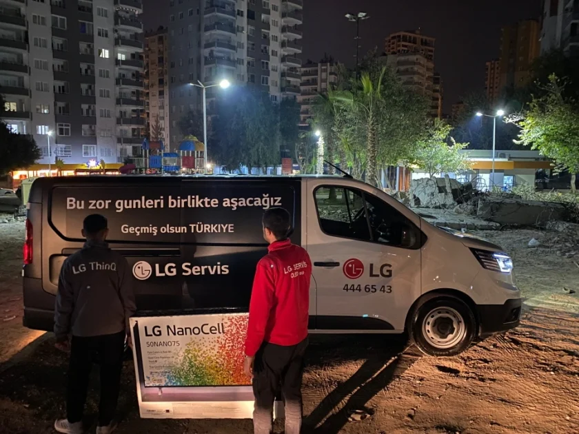 LG전자 노경이 합심해 지진으로 피해를 입은 튀르키예 지역에 무료 세탁시설 및 이동 서비스센터를 운영하고, 구호 물품을 전달한다. LG전자 서비스 엔지니어들이 순회 서비스 차량을 통해 고장난 가전제품을 수거하고 있다. LG전자 노경이 합심해 지진으로 피해를 입은 튀르키예 지역에 무료 세탁시설 및 이동 서비스센터를 운영하고, 구호 물품을 전달한다. LG전자 서비스 엔지니어들이 순회 서비스 차량을 통해 고장난 가전제품을 수거하고 있다.