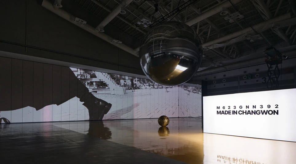 창원에서 열리는 'MADE IN CHANGWON: M623GNN392' 사진전을 기념하여, 김용호 작가님과 인터뷰하였습니다. 창원에서 열리는 'MADE IN CHANGWON: M623GNN392' 사진전을 기념하여, 김용호 작가님과 인터뷰하였습니다.
