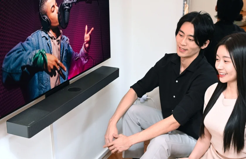 모델들이 LG 올레드 TV에 최적화된 디자인과 사운드로 시청경험을 극대화하는 'LG 사운드바' 신제품을 체험하고 있다. 모델들이 LG 올레드 TV에 최적화된 디자인과 사운드로 시청경험을 극대화하는 'LG 사운드바' 신제품을 체험하고 있다.