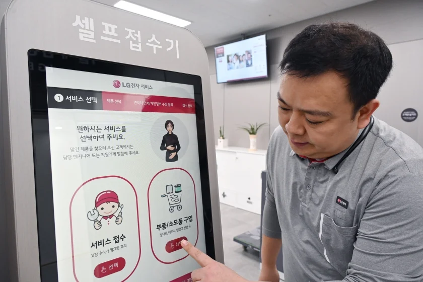 LG전자가 최근 전국 130여 개 서비스센터에 설치된 고객 접수용 키오스크에 독자 개발한 디지털휴먼 수어 서비스를 도입했다. LG전자 서비스엔지니어가 서울 광진구에 위치한 LG전자 광진서비스센터에 설치된 키오스크에서 디지털휴먼의 수어 안내를 받아 서비스를 접수하는 방법을 안내하고 있다. LG전자가 최근 전국 130여 개 서비스센터에 설치된 고객 접수용 키오스크에 독자 개발한 디지털휴먼 수어 서비스를 도입했다. LG전자 서비스엔지니어가 서울 광진구에 위치한 LG전자 광진서비스센터에 설치된 키오스크에서 디지털휴먼의 수어 안내를 받아 서비스를 접수하는 방법을 안내하고 있다.