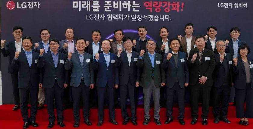 LG전자가 주요 협력사 대표들이 한자리에 모인 가운데 LG전자 협력회 정기총회를 열고, 협력사의 ESG 및 제조경쟁력 방안을 논의했다. 23일 경남 창원시 LG전자 창원R&D센터에서 LG전자 글로벌오퍼레이션센터장 왕철민 전무(사진 첫째 줄 왼쪽에서 다섯 번째)가 협력사 대표들과 만나 기념촬영을 하고 있다.