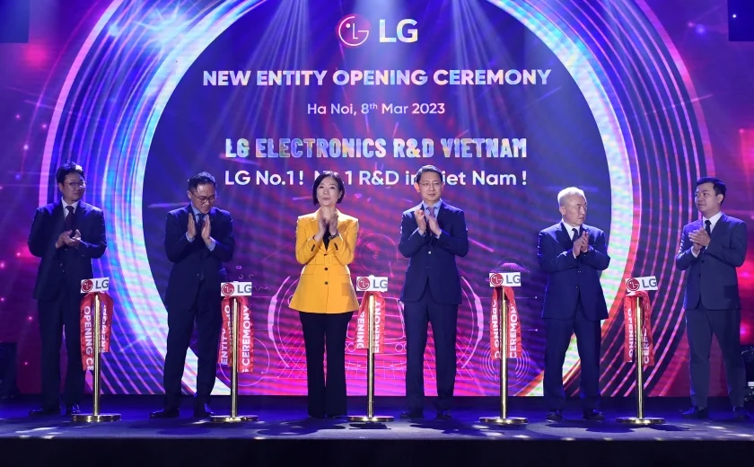 LG전자가 베트남에 운영 중이던 R&D센터를 공식 법인으로 승격시키고 전장사업을 강화한다. 8일 베트남 하노이에서 (사진 왼쪽 두 번째부터)LG전자 베트남 R&D법인장 정승민 책임, 주베트남 대한민국 대사관 오영주 대사, LG전자 VS연구소장 이상용 전무 등 주요인사가 참여한 가운데 ‘LG전자 베트남 R&D법인 개소식’을 진행했다.