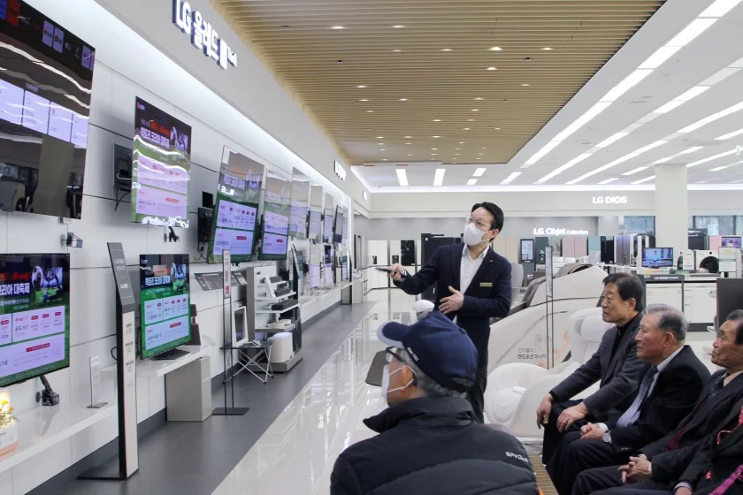 LG전자 가전제품 전문 판매 매장인 LG전자 베스트샵이 넓고 쾌적한 매장 공간을 활용해 해당 지역의 고객 특성에 맞는 ‘F.U.N 경험’을 제공한다. LG전자 베스트샵 공주점은 시니어 고객들이 전자기기와 친숙해지고 다양한 편의 기능도 손쉽게 활용할 수 있도록 디지털 기기 강좌를 진행하고 있다. LG전자 가전제품 전문 판매 매장인 LG전자 베스트샵이 넓고 쾌적한 매장 공간을 활용해 해당 지역의 고객 특성에 맞는 ‘F.U.N 경험’을 제공한다. LG전자 베스트샵 공주점은 시니어 고객들이 전자기기와 친숙해지고 다양한 편의 기능도 손쉽게 활용할 수 있도록 디지털 기기 강좌를 진행하고 있다.