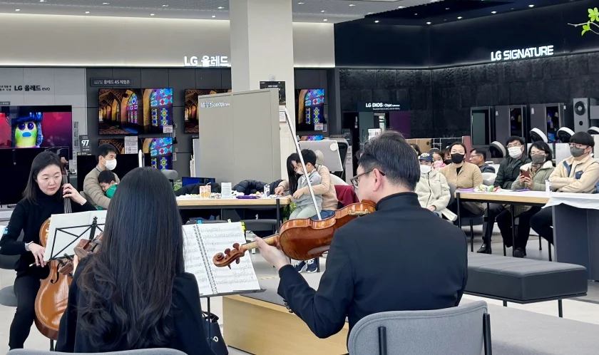 LG전자 가전제품 전문 판매 매장인 LG전자 베스트샵이 넓고 쾌적한 매장 공간을 활용해 해당 지역의 고객 특성에 맞는 ‘F.U.N 경험’을 제공한다. LG전자 베스트샵 울산본점은 고객들이 클래식 음악을 감상하며 추억을 쌓을 수 있도록 교향악단과 연계해 음악회를 진행하고 있다. LG전자 가전제품 전문 판매 매장인 LG전자 베스트샵이 넓고 쾌적한 매장 공간을 활용해 해당 지역의 고객 특성에 맞는 ‘F.U.N 경험’을 제공한다. LG전자 베스트샵 울산본점은 고객들이 클래식 음악을 감상하며 추억을 쌓을 수 있도록 교향악단과 연계해 음악회를 진행하고 있다.