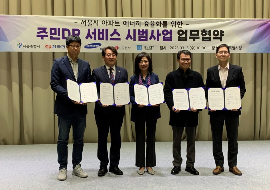 LG전자가 한국전력, 서울시 등과 업무협약을 맺고 LG 씽큐 애플리케이션을 통해 쉽고 편리한 에너지 절감을 지원한다. 15일 서울시청에서 열린 협약식에서 참석자들이 기념사진을 촬영하고 있다. 사진 왼쪽부터 LG전자 플랫폼사업센터 PO Head 김건우 상무, 한국전력공사 송호승 디지털솔루션처장, 헤리트 한미숙 대표이사, 서울특별시 이인근 기후환경본부장, 삼성전자 생활가전사업부 박찬우 부사장