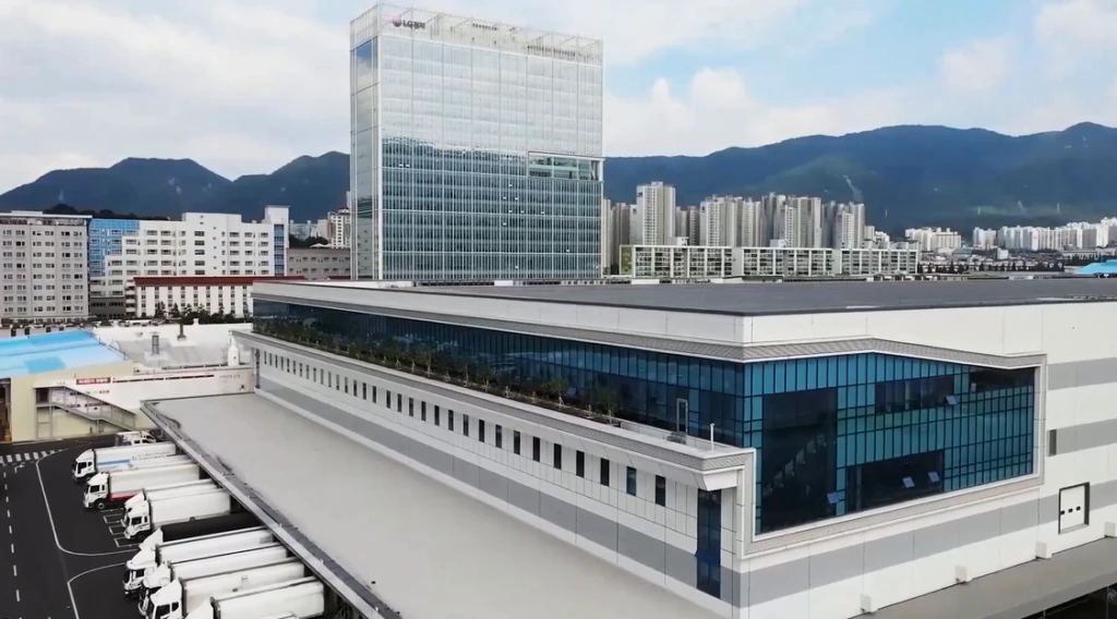제품 개발부터 물류까지, LG 스마트팩토리의 여정에 대해 설명합니다.