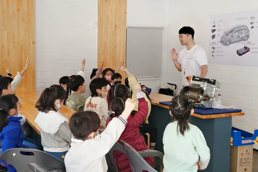 LG마그나 이파워트레인(이하 LG마그나)이 18일부터 3일간 본사 소재지인 인천 서구에 위치한 청람초등학교에서 ‘전기자동차 체험교실’을 열었다. LG마그나 직원이 LG마그나가 생산한 부품을 교구로 활용해 학생들에게 전기차에 대해 설명하고 있다. 