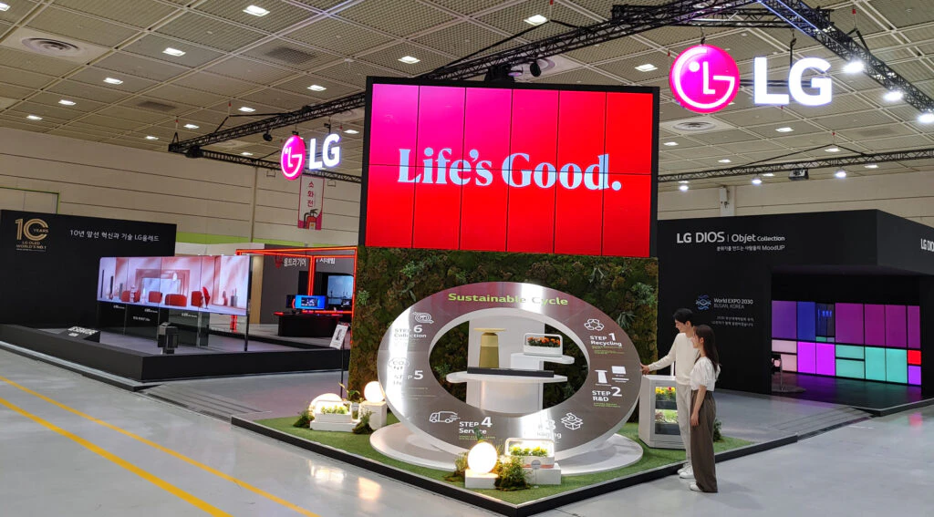 19일부터 3일간 서울 코엑스에서 열리는 월드IT쇼 2023에서 관람객들이 LG 틔운 미니, LG 사운드바, 퓨리케어 에어로퍼니처 등 재활용 플라스틱을 사용한 친환경 제품들을 체험하고 있다. 19일부터 3일간 서울 코엑스에서 열리는 월드IT쇼 2023에서 관람객들이 LG 틔운 미니, LG 사운드바, 퓨리케어 에어로퍼니처 등 재활용 플라스틱을 사용한 친환경 제품들을 체험하고 있다.