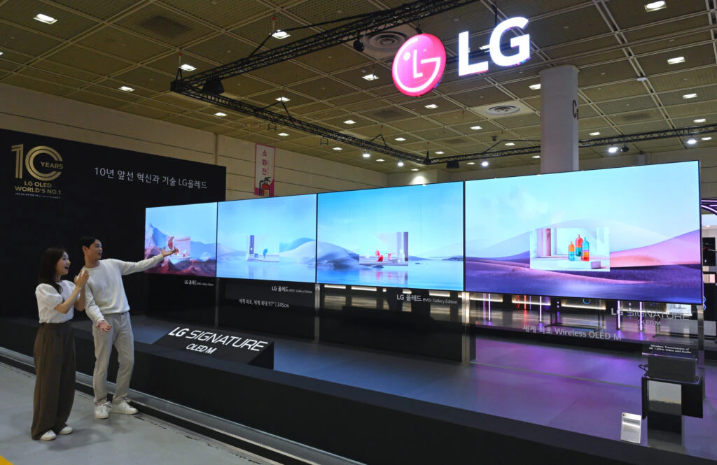 19일부터 3일간 서울 코엑스에서 열리는 월드IT쇼 2023에서 관람객들이 10년 혁신으로 전원 외 모든 선을 없앤 'LG 시그니처 올레드 M'(우측 첫번째)과 일반 올레드 TV 대비 최대 70% 밝아진 LG 올레드 에보(모델명: G3)를 체험하고 있다. 19일부터 3일간 서울 코엑스에서 열리는 월드IT쇼 2023에서 관람객들이 10년 혁신으로 전원 외 모든 선을 없앤 'LG 시그니처 올레드 M'(우측 첫번째)과 일반 올레드 TV 대비 최대 70% 밝아진 LG 올레드 에보(모델명: G3)를 체험하고 있다.