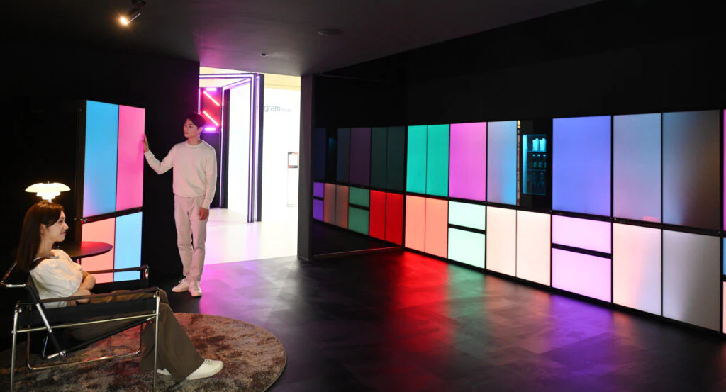 19일부터 3일간 서울 코엑스에서 열리는 월드IT쇼 2023에서 관람객들이 LG 씽큐(LG ThinQ) 앱에서 원하는 컬러를 선택해 냉장고 도어 색상을 바꿀 수 있는 무드업 냉장고를 체험하고 있다. 19일부터 3일간 서울 코엑스에서 열리는 월드IT쇼 2023에서 관람객들이 LG 씽큐(LG ThinQ) 앱에서 원하는 컬러를 선택해 냉장고 도어 색상을 바꿀 수 있는 무드업 냉장고를 체험하고 있다.