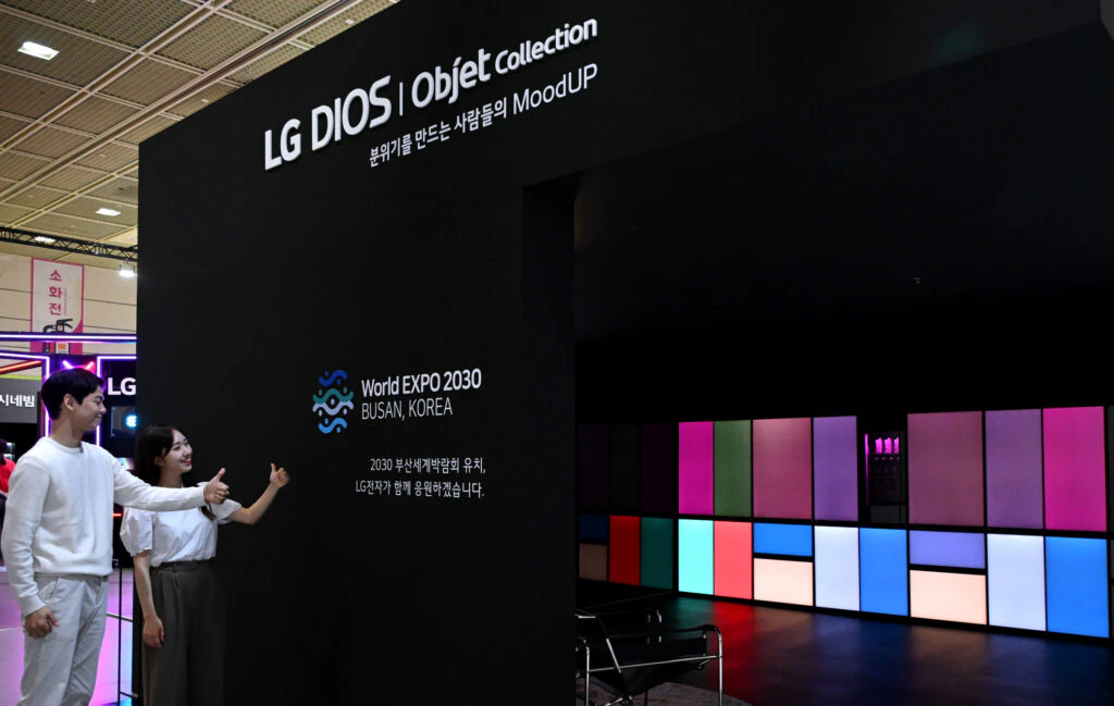 LG전자가 19일부터 3일간 서울 코엑스에서 열리는 월드IT쇼 2023의 전시관 입구에 '2030 부산 세계박람회' 유치를 기원하는 메시지로 관람객을 맞이하고 있다. LG전자가 19일부터 3일간 서울 코엑스에서 열리는 월드IT쇼 2023의 전시관 입구에 '2030 부산 세계박람회' 유치를 기원하는 메시지로 관람객을 맞이하고 있다.