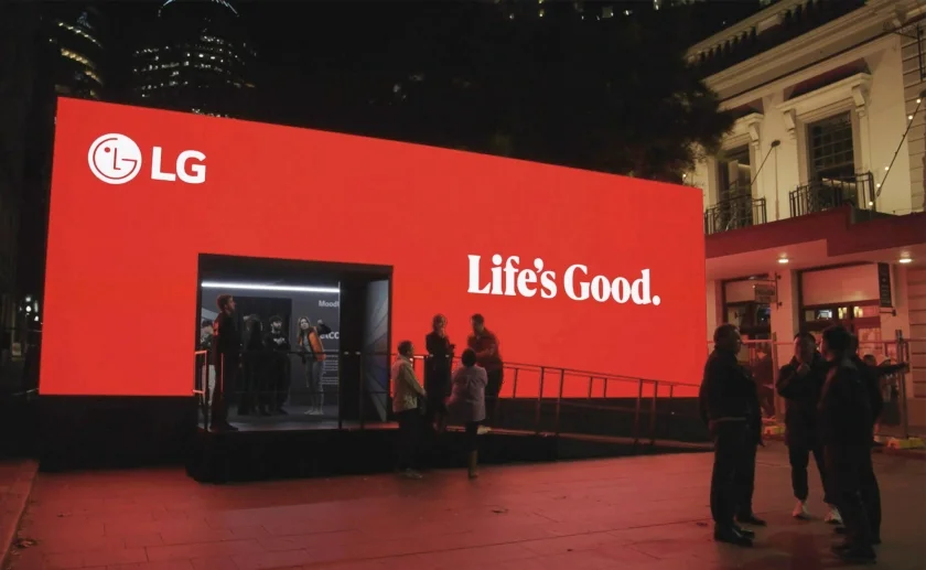 비비드 시드니(Vivid Sydney) 2023 공식파트너로 참가한 LG전자가 축제 현장에 꾸민 ‘MoodUp by LG’ 전시관. 전시관 LED 디스플레이에서 신규 비주얼 아이덴티티가 적용된 브랜드 홍보 영상이 노출되고 있는 모습. 비비드 시드니(Vivid Sydney) 2023 공식파트너로 참가한 LG전자가 축제 현장에 꾸민 ‘MoodUp by LG’ 전시관. 전시관 LED 디스플레이에서 신규 비주얼 아이덴티티가 적용된 브랜드 홍보 영상이 노출되고 있는 모습.