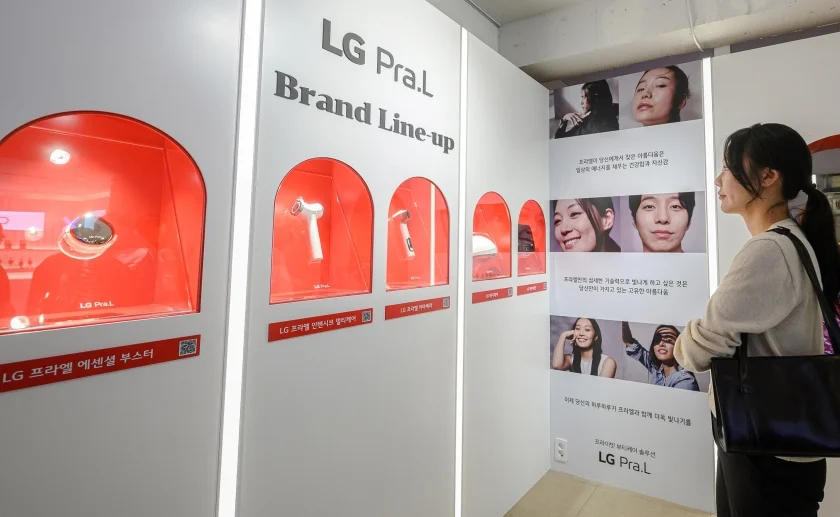 LG전자가 12일부터 내달 23일까지 프라엘 팝업스토어 '쎄라하우스 DOSAN'을 운영하며 뷰티 고객들과 직접 만나 차별화된 고객 경험 확대에 나선다. 고객이 다양한 프라이빗 뷰티 케어 솔루션 'LG 프라엘' 제품 라인업을 살펴보고 있다. LG전자가 12일부터 내달 23일까지 프라엘 팝업스토어 '쎄라하우스 DOSAN'을 운영하며 뷰티 고객들과 직접 만나 차별화된 고객 경험 확대에 나선다. 고객이 다양한 프라이빗 뷰티 케어 솔루션 'LG 프라엘' 제품 라인업을 살펴보고 있다.