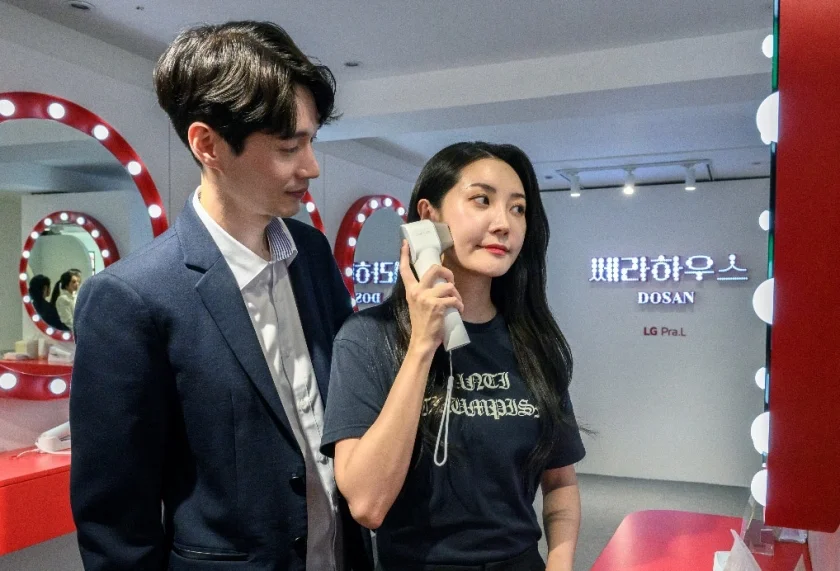 LG전자가 12일부터 내달 23일까지 프라엘 팝업스토어 '쎄라하우스 DOSAN'을 운영하며 뷰티 고객들과 직접 만나 차별화된 고객 경험 확대에 나선다. 고객이 정교한 초음파 기술을 기반으로 얼굴 라인을 케어하는 'LG 프라엘 더마쎄라' 제품을 체험하고 있다. LG전자가 12일부터 내달 23일까지 프라엘 팝업스토어 '쎄라하우스 DOSAN'을 운영하며 뷰티 고객들과 직접 만나 차별화된 고객 경험 확대에 나선다. 고객이 정교한 초음파 기술을 기반으로 얼굴 라인을 케어하는 'LG 프라엘 더마쎄라' 제품을 체험하고 있다.