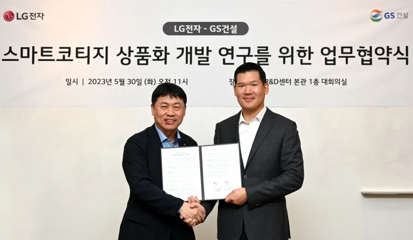 LG전자가 GS건설과 손잡고 소형 모듈러 주택 ‘LG 스마트코티지’를 활용한 신개념 가전·공간 복합 사업에 속도를 낸다. 양사는 30일 서울 금천구에 위치한 LG전자 가산R&D캠퍼스에서 스마트코티지 상품화 개발을 위한 업무협약을 체결했다. LG전자 H&A사업본부장 류재철 사장(왼쪽)과 GS건설 미래혁신대표 허윤홍 사장.