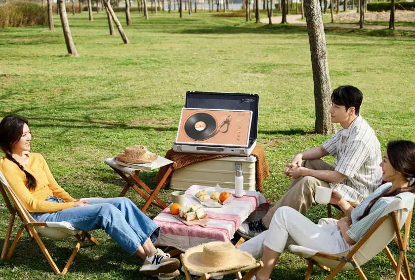 LG 스탠바이미 Go는 고객이 TV 시청을 즐기는 공간의 경험을 확장하는 새로운 라이프스타일 스크린이다. 실내뿐만 아니라 공원, 캠핑장 등 야외에서도 시청 환경에 따라 화면을 가로 또는 세로로 돌리거나 테이블 모드 등으로 활용해 다양한 콘텐츠를 즐길 수 있다. LG전자 모델들이 LG 스탠바이미 Go의 다양한 모드를 체험하고 있다.