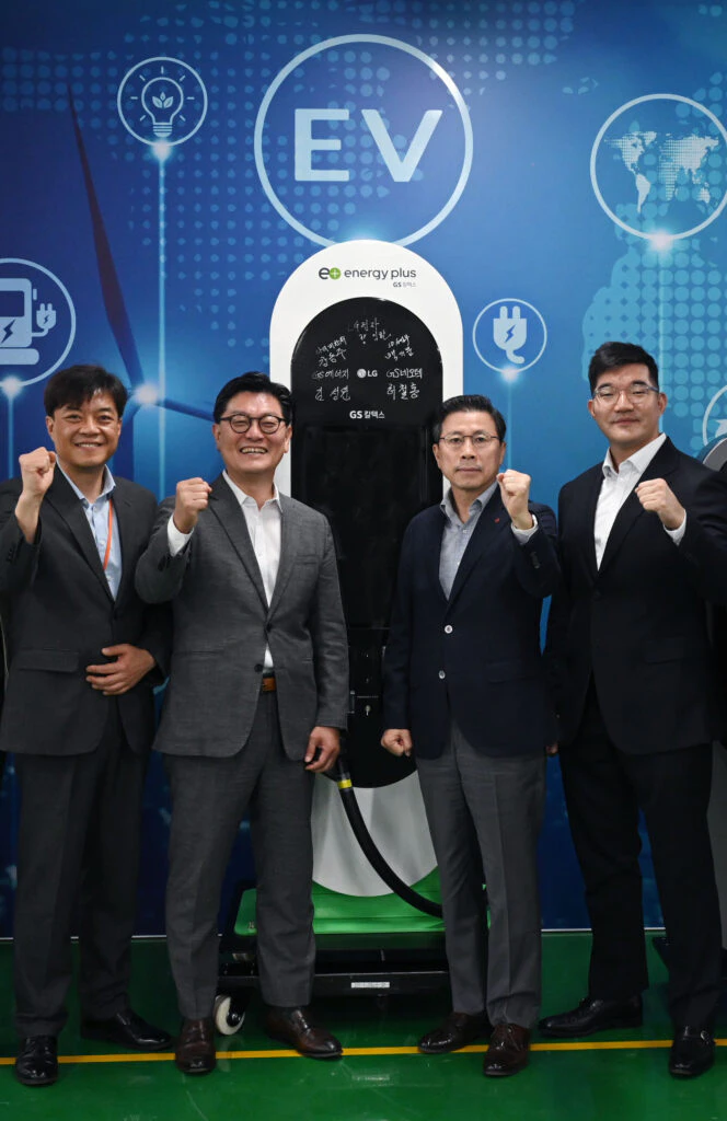 LG전자가 전기차(EV) 충전기 생산을 시작으로 본격적인 전기차 충전 솔루션 사업에 나선다.