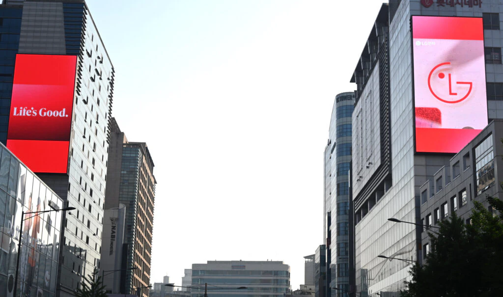 LG전자는 10일부터 약 2달간 국내 주요 거점 17곳에 위치한 옥외 전광판에서 신규 비주얼 아이덴티티가 적용된 브랜드 홍보 영상을 선보인다. 사진은 서울 홍대입구역 거리 양쪽에 위치한 옥외 전광판에서 신규 비주얼 아이덴티티가 적용된 브랜드 홍보 영상이 노출되고 있는 모습.