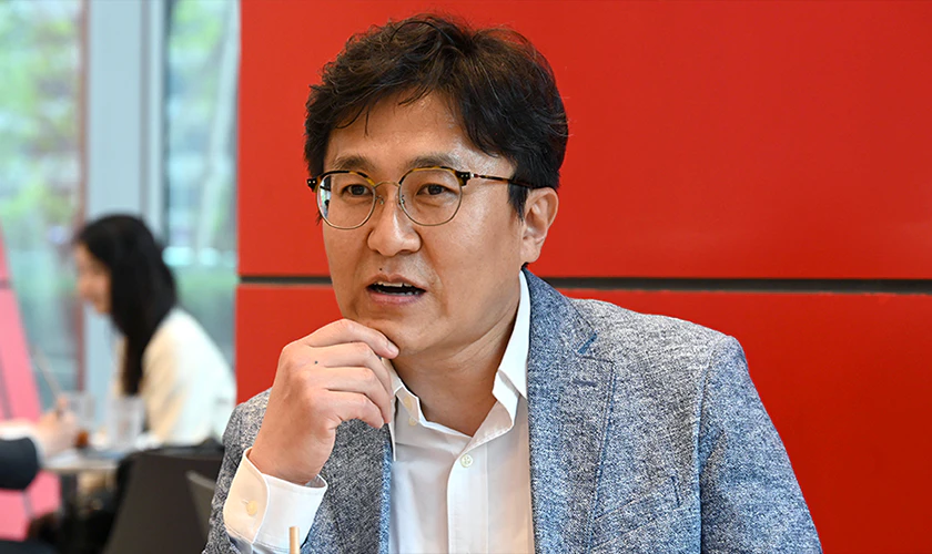 세계 최초 세탁기 동작 알고리즘에 딥러닝 기술을 접목해 K가전제품 경쟁력 향상에 기여한 서현석 연구위원이 취재팀을 향해 이야기하고 있는 장면
