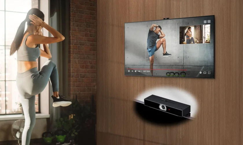 고객들이 LG TV 전용 카메라 'LG 스마트 캠'을 통해 홈트레이닝 코칭 영상과 본인 동작을 비교하며 운동하거나, TV로 편리하게 화상 회의를 진행하는 등 맞춤형 고객경험을 즐기고 있다. 고객들이 LG TV 전용 카메라 'LG 스마트 캠'을 통해 홈트레이닝 코칭 영상과 본인 동작을 비교하며 운동하거나, TV로 편리하게 화상 회의를 진행하는 등 맞춤형 고객경험을 즐기고 있다.