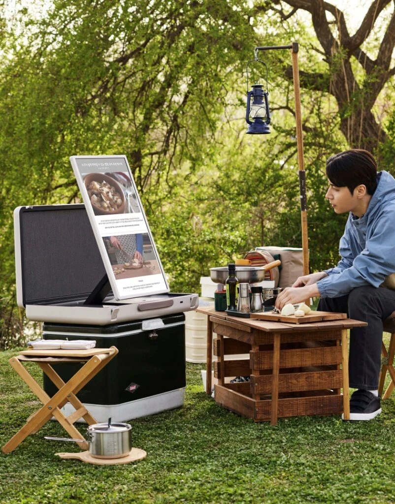 신개념 포터블 스크린 ‘LG 스탠바이미(StanbyME) Go’가 사전 판매에서 뜨거운 반응을 얻으며 10분 만에 초도 물량 완판을 기록했다. 사진은 모델들이 LG 스탠바이미 Go의 다양한 모드를 체험하고 있는 모습.