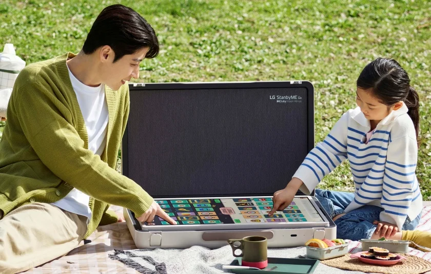 신개념 포터블 스크린 ‘LG 스탠바이미(StanbyME) Go’가 사전 판매에서 뜨거운 반응을 얻으며 10분 만에 초도 물량 완판을 기록했다. 사진은 모델들이 LG 스탠바이미 Go의 다양한 모드를 체험하고 있는 모습.