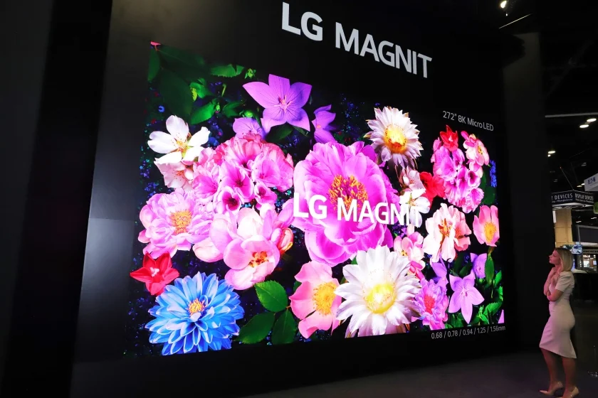 LG전자는 마이크로 LED, 투명 올레드 등 차세대 디스플레이를 앞세워 다양한 공간별 맞춤형 솔루션을 선보인다. LG전자 모델이 8K 해상도의 272형 LG 매그니트(MAGNIT)를 통해 자연의 아름다움과 신비함을 표현한 미디어아트 작품을 감상하고 있다. LG전자는 마이크로 LED, 투명 올레드 등 차세대 디스플레이를 앞세워 다양한 공간별 맞춤형 솔루션을 선보인다. LG전자 모델이 8K 해상도의 272형 LG 매그니트(MAGNIT)를 통해 자연의 아름다움과 신비함을 표현한 미디어아트 작품을 감상하고 있다.