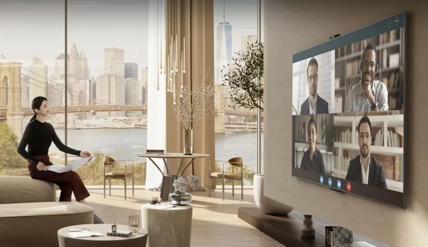 고객들이 LG TV 전용 카메라 'LG 스마트 캠'을 통해 홈트레이닝 코칭 영상과 본인 동작을 비교하며 운동하거나, TV로 편리하게 화상 회의를 진행하는 등 맞춤형 고객경험을 즐기고 있다. 고객들이 LG TV 전용 카메라 'LG 스마트 캠'을 통해 홈트레이닝 코칭 영상과 본인 동작을 비교하며 운동하거나, TV로 편리하게 화상 회의를 진행하는 등 맞춤형 고객경험을 즐기고 있다.