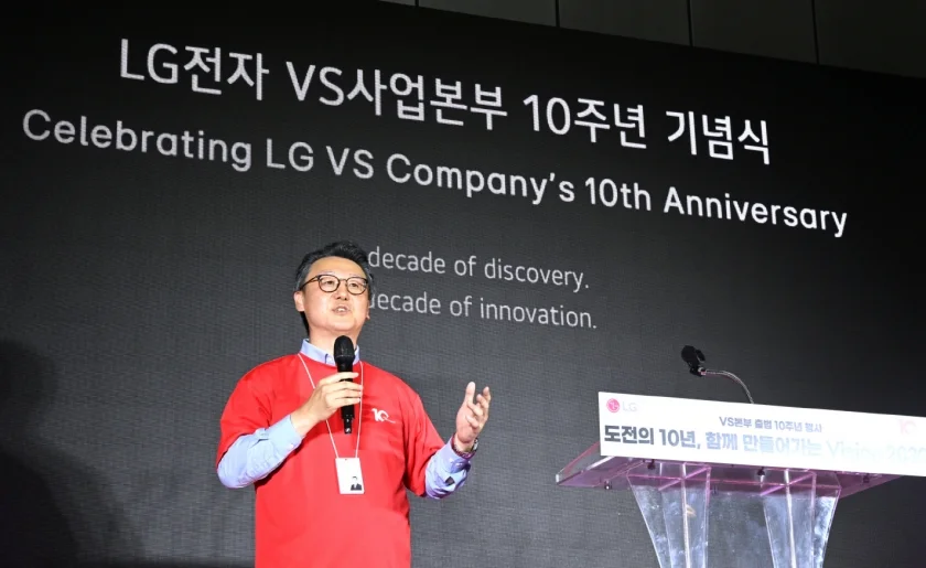 LG전자가 VS사업본부 출범 10주년을 맞아 28일부터 이틀간 서울 강서구 마곡 LG사이언스파크에서 ‘도전의 10년, 함께 만들어가는 비전 2030’을 주제로 기념행사를 가졌다. VS사업본부장 은석현 부사장(사진)이 오늘 열린 행사에서 임직원들에게 격려와 감사 인사를 전하고 있다. LG전자가 VS사업본부 출범 10주년을 맞아 28일부터 이틀간 서울 강서구 마곡 LG사이언스파크에서 ‘도전의 10년, 함께 만들어가는 비전 2030’을 주제로 기념행사를 가졌다. VS사업본부장 은석현 부사장(사진)이 오늘 열린 행사에서 임직원들에게 격려와 감사 인사를 전하고 있다.