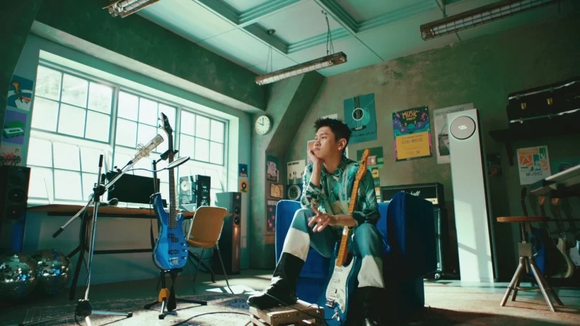 LG전자가 프리미엄 에어컨의 대명사가 된 ‘휘센’ 브랜드에 휴식과 재미라는 이미지를 더하고 MZ세대에게 가깝게 다가가는 고객경험 캠페인을 진행한다. 사진은 크러쉬가 작사ㆍ작곡에 참여한 뮤직비디오 '내심. 바람'의 한 장면.
