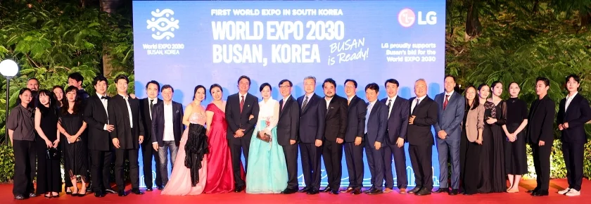 LG전자가 브라질리아 현지시간 30일 플리니오 마르코스 극장서 펼쳐진 부산 솔오페라단 오페라 '춘향전'을 후원했다. 사진은 공연 후 별도 마련된 리셉션 행사에서 브라질 국립 오케스트라, 솔오페라단, LG전자 경영진, 주브라질 대한민국 대사관 인원들이 기념사진을 촬영하는 모습. LG전자가 브라질리아 현지시간 30일 플리니오 마르코스 극장서 펼쳐진 부산 솔오페라단 오페라 '춘향전'을 후원했다. 사진은 공연 후 별도 마련된 리셉션 행사에서 브라질 국립 오케스트라, 솔오페라단, LG전자 경영진, 주브라질 대한민국 대사관 인원들이 기념사진을 촬영하는 모습.