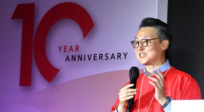 LG전자가 VS사업본부 출범 10주년을 맞아 28일부터 이틀간 서울 강서구 마곡 LG사이언스파크에서 ‘도전의 10년, 함께 만들어가는 비전 2030’을 주제로 기념행사를 가졌다. VS사업본부장 은석현 부사장(사진)이 오늘 열린 행사에서 임직원들에게 격려와 감사 인사를 전하고 있다. LG전자가 VS사업본부 출범 10주년을 맞아 28일부터 이틀간 서울 강서구 마곡 LG사이언스파크에서 ‘도전의 10년, 함께 만들어가는 비전 2030’을 주제로 기념행사를 가졌다. VS사업본부장 은석현 부사장(사진)이 오늘 열린 행사에서 임직원들에게 격려와 감사 인사를 전하고 있다.