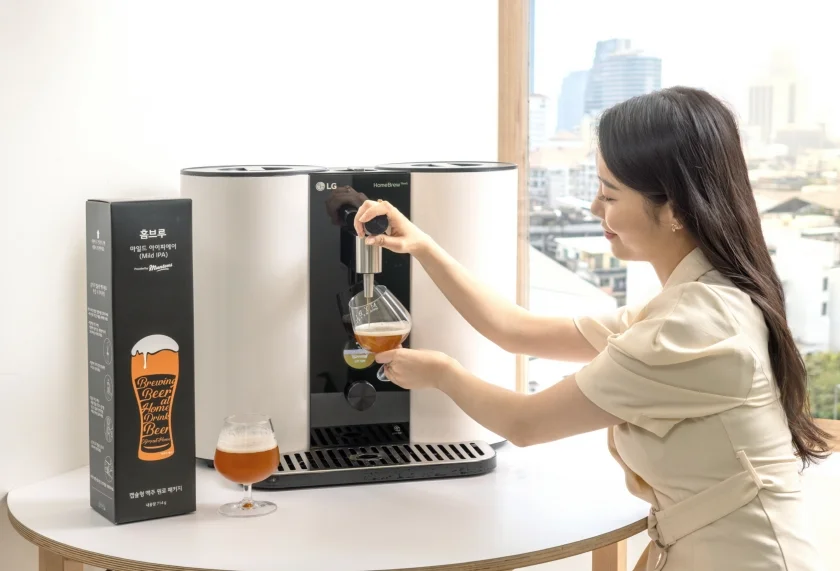 LG전자가 프리미엄 수제 맥주 제조기 ‘LG 홈브루’로 즐기는 8번째 캡슐 패키지인 마일드 IPA(Mild IPA)’를 19일 출시했다. 마일드 IPA는 진한 갈색과 풍부한 홉향이 특징인 영국식 맥주다. 